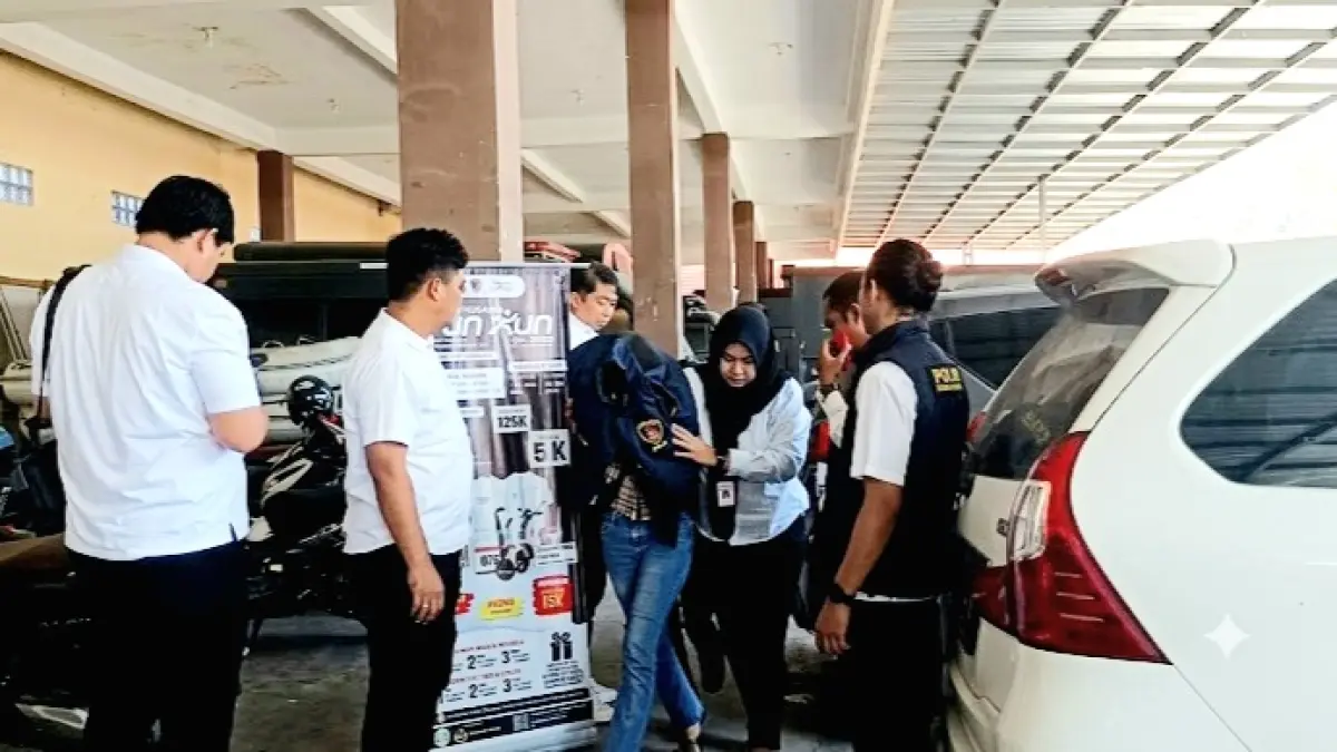 DIKAWAL KETAT: Korban saat hendak diperiksa di kantor Satreskrim Polres Sampang, Senin (13/7). (POLRES SAMPANG UNTUK JPRM)
