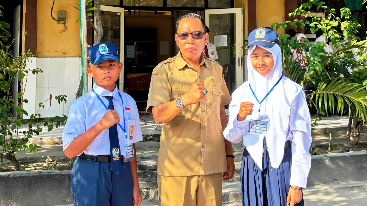HARAPAN MASA DEPAN: Kepala UPTD SMPN 1 Modung Ali Mustofa berfoto bersama dengan siswa baru di lembaganya, Selasa (14/7)