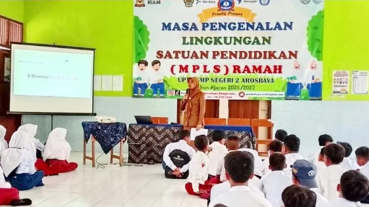 HARAPAN MASA DEPAN: Siswa baru UPTD SMPN 2 Arsobaya mengikuti MPLS, Senin (13/7).