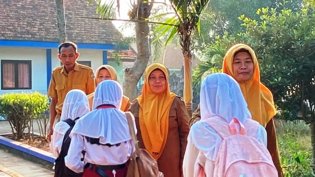 HARAPAN MASA DEPAN: Siswa UPTD SMPN 1 Socah saat baru tiba di sekolah, Senin (13/7).