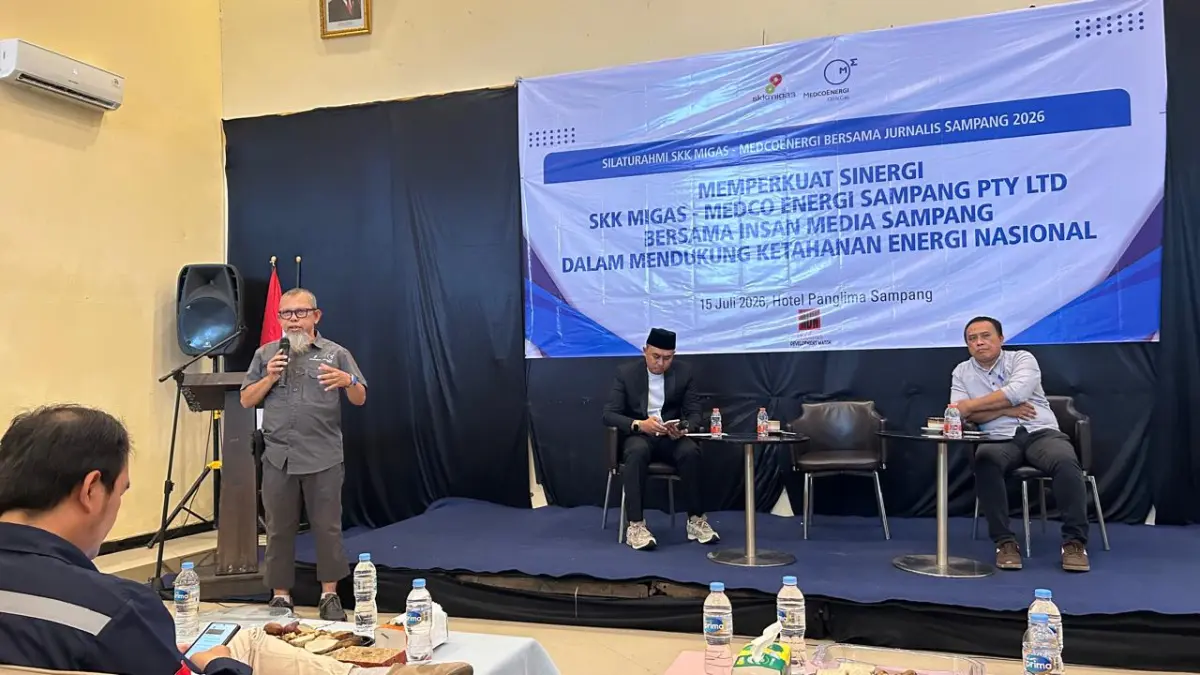 INTERAKTIF: Manager Field Relations & Community Enhancement East Java Hartono menjadi narasumber kegiatan diskusi di Hotel Panglima, Sampang (15/7).