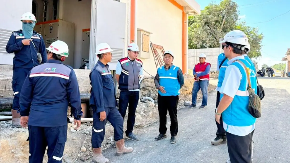 JARINGAN BARU: PT Waskita bersama UP3 Madura dan ULP Sampang saat melakukan pemasangan jaringan listrik baru di SRT Desa Sejati, Kecamatan Camplong, Sampang, Selasa (14/7). (PT WASKITA UNTUK JPRM)
