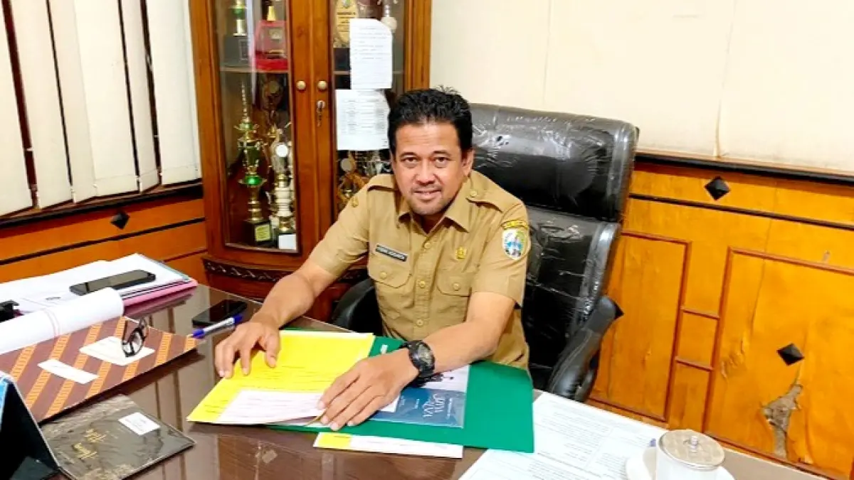 KEBIJAKAN: Kepala DPMD Sampang Yudhi Adidarta saat ditemui di ruangannya Selasa (14/7). (AYU LATIFAH/JPRM)