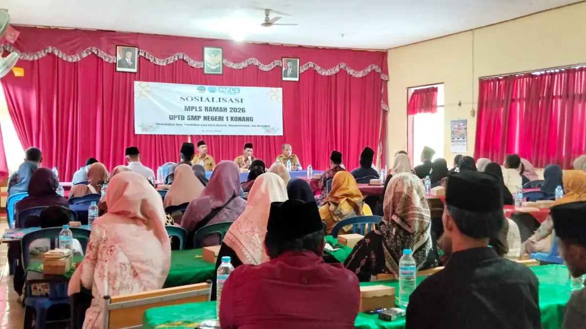 KOMUNIKATIF: Pimpinan UPTD SMPN 1 Konang menyosialisasikan tata tertib dan progam unggulan di sekolahnya, Senin (13/7).