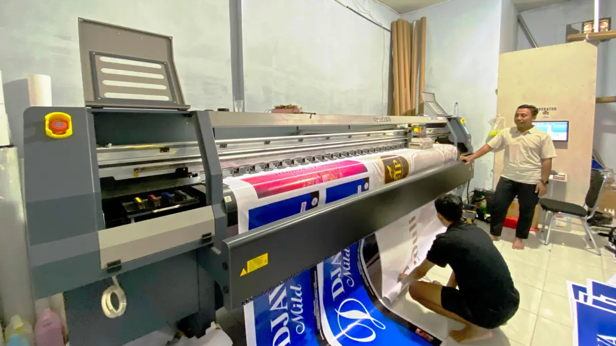 Lulus kuliah pada 2019, Lutfiadi tidak langsung menikmati pekerjaan mapan. Di awal 2020, dia memilih merintis usaha percetakan dari rumah. Modalnya hanya sebuah laptop dengan layar rusak dan satu printer. 