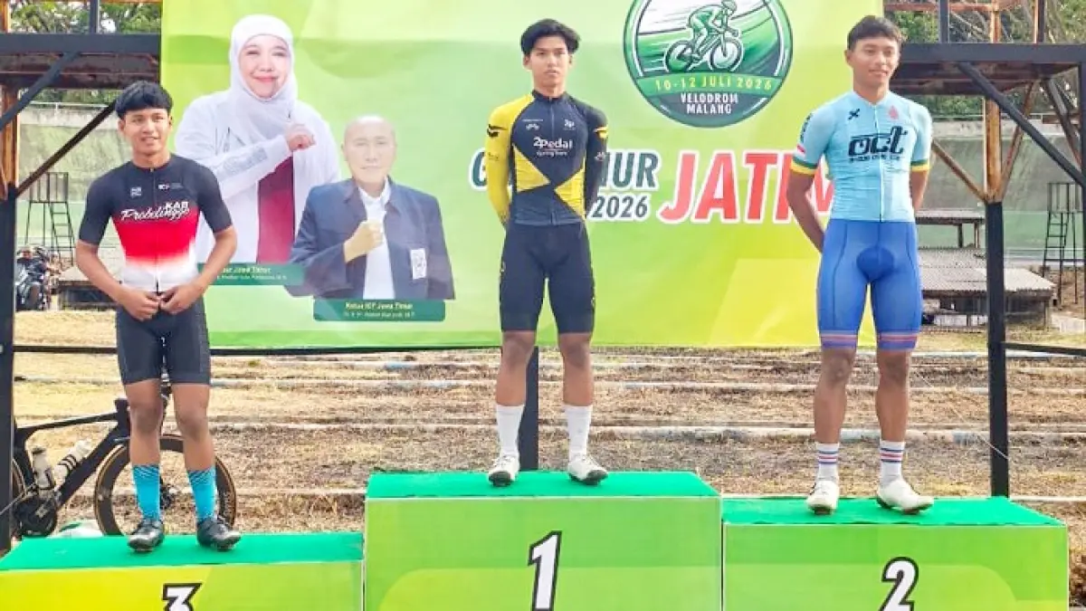 MEMBANGGAKAN: Atlet sepeda Bangkalan Zaquan Fifaldy Pasha peraih juara 1 saat naik podium, Minggu (12/7). (KONI BANGKALAN UNTUK JPRM)