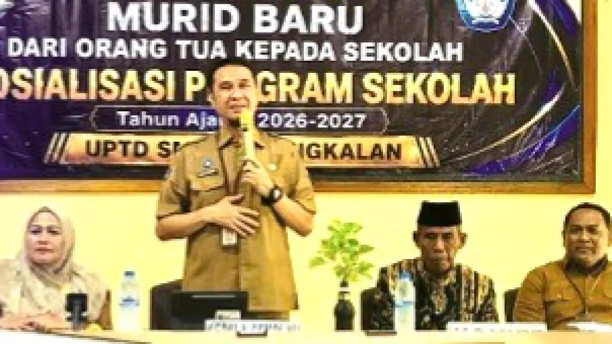 MENINJAU: Kadispendik Bangkalan Moch. Musleh menghadiri pembukaan MPLS di UPTD SMPN 7 Bangkalan, Senin (13/7). (UPTD SMPN 7 BANGKALAN UNTUK JPRM)