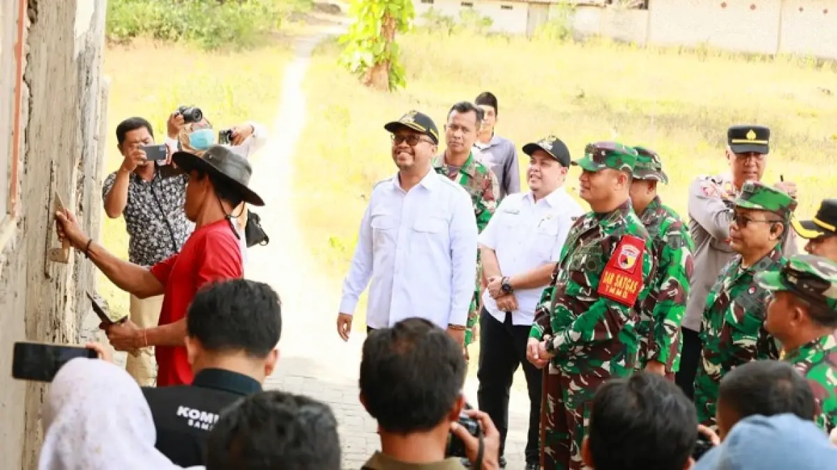 MERAKYAT: Dandim 0828/Sampang Letkol Czi Dika Catur Yanuar bersama Wabup Sampang Ahmad Mahfudz meninjau lokasi TMMD di Desa Panyepen, Kecamatan Jrengik, Rabu (15/7). (PROTOKOL UNTUK JPRM)