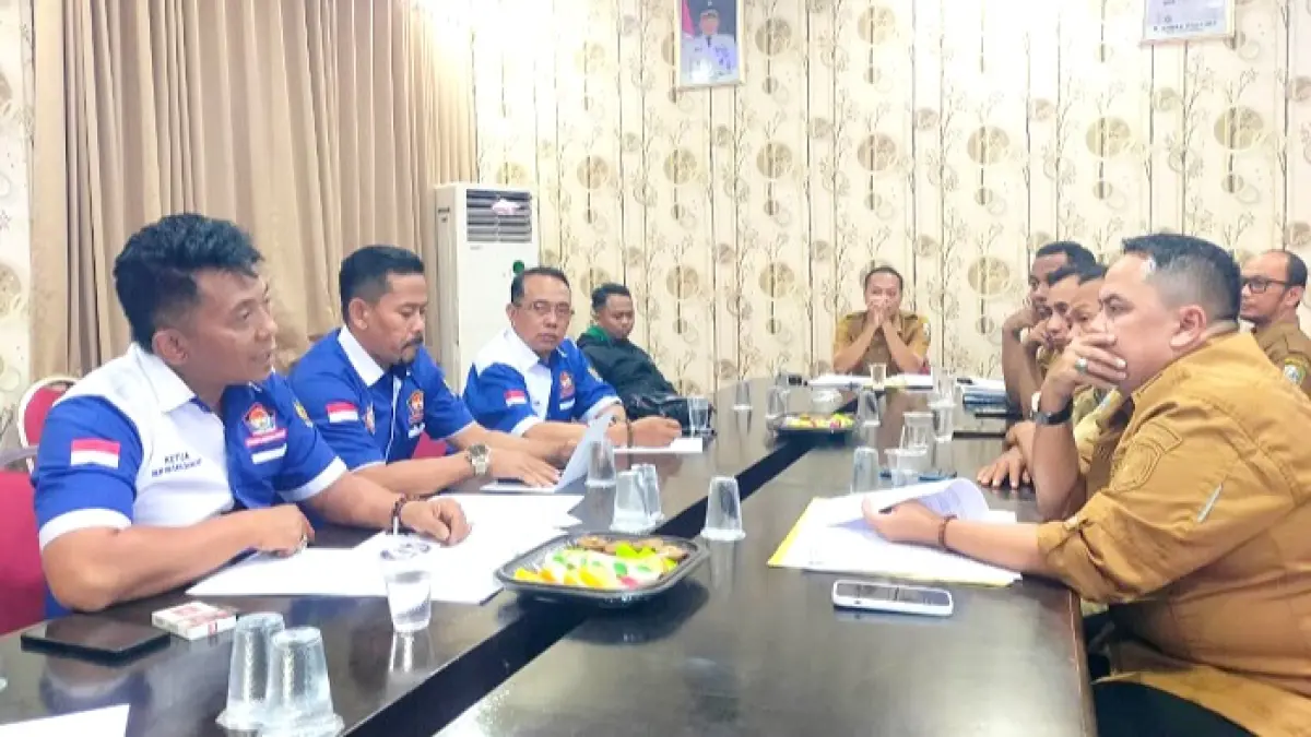 MINTA PENJELASAN: Anggota Forsa Hebat saat melakukan audiensi dengan BPPKAD terkait polemik SPPT PBB yang diduga janggal, Selasa (30/6). (FORSA HEBAT UNTUK JPRM)
