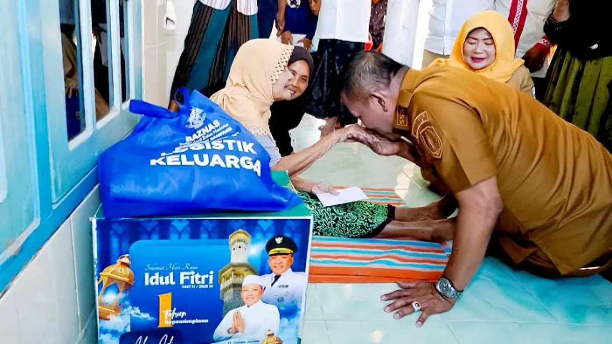 PEDULI: Bupati Slamet Junaidi menyapa lansia sebelum memberi bantuan di Desa Pangarengan, Sampang, Selasa (14/7). (KOMINFO UNTUK JPRM)