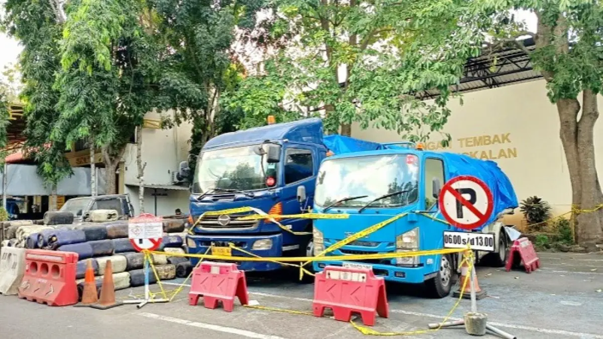 PENIMBUNAN SOLAR: Tim Resmob Polres Bangkalan mengamankan sejumlah barang bukti kasus penimbunan solar di rumah tersangka Rafik di Desa Batubintang, Kecamatan Batumarmar, Pamekasan, Kamis (9/7). (POLRES BANGKALAN UNTUK JPRM)