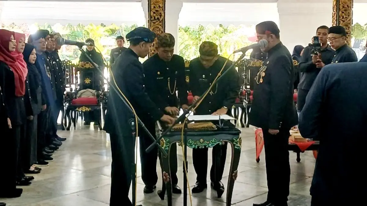 PENYEGARAN: Bupati Sumenep Achmad Fauzi Wongsojudo melantik puluhan pejabat administrator dan pengawas di Pendopo Keraton Sumenep Rabu (15/7). (PROKOPIM SUMENEP UNTUK JPRM)