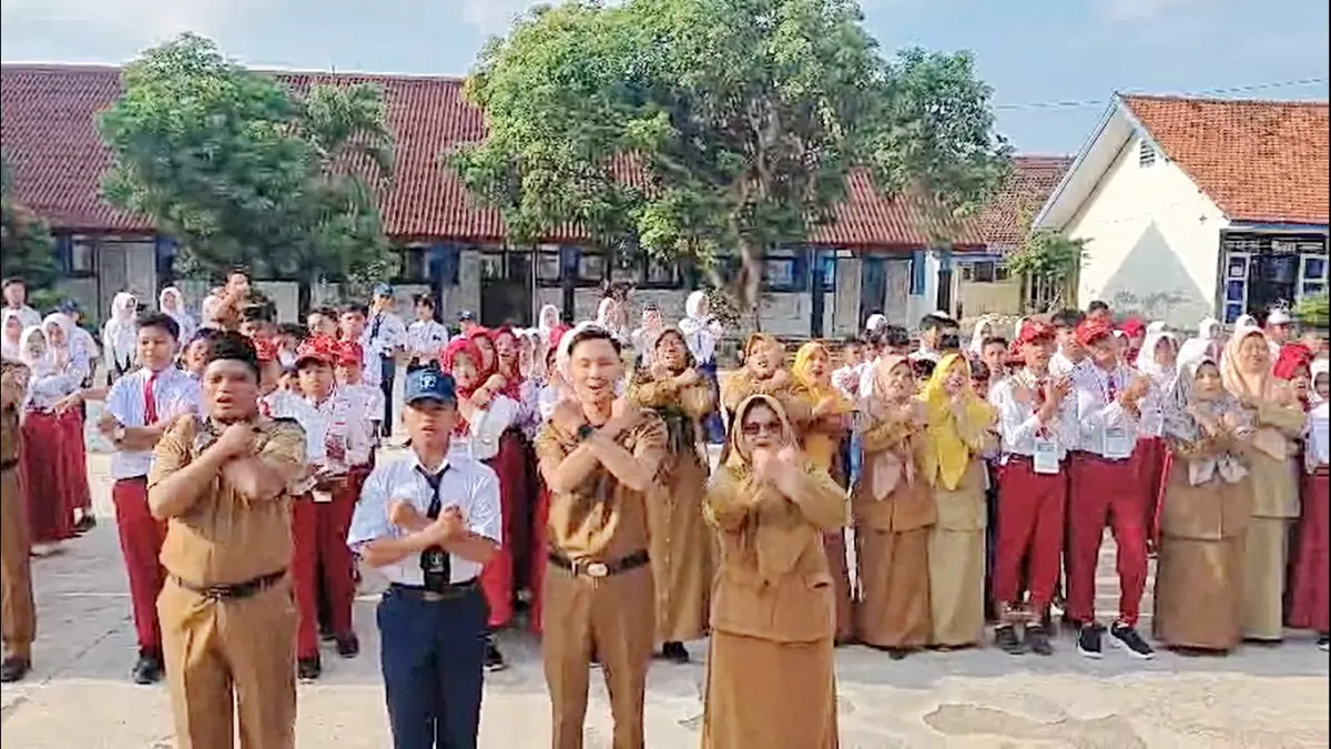 PERKUAT KARAKTER MURID: Guru dan Siswa UPTD SMPN 1 Kwanyar berpose dengan simbol lawan narkoba.