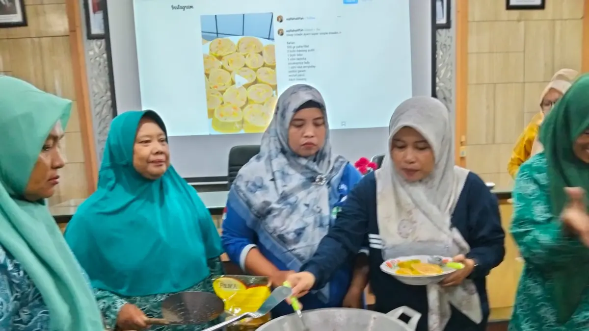 PRAKTIK: Puskesmas Blega, Bangkalan melakukan pembekalan penyiapan Pemberian Makanan Tambahan (PMT) berbasis pangan lokal bagi ibu hamil.