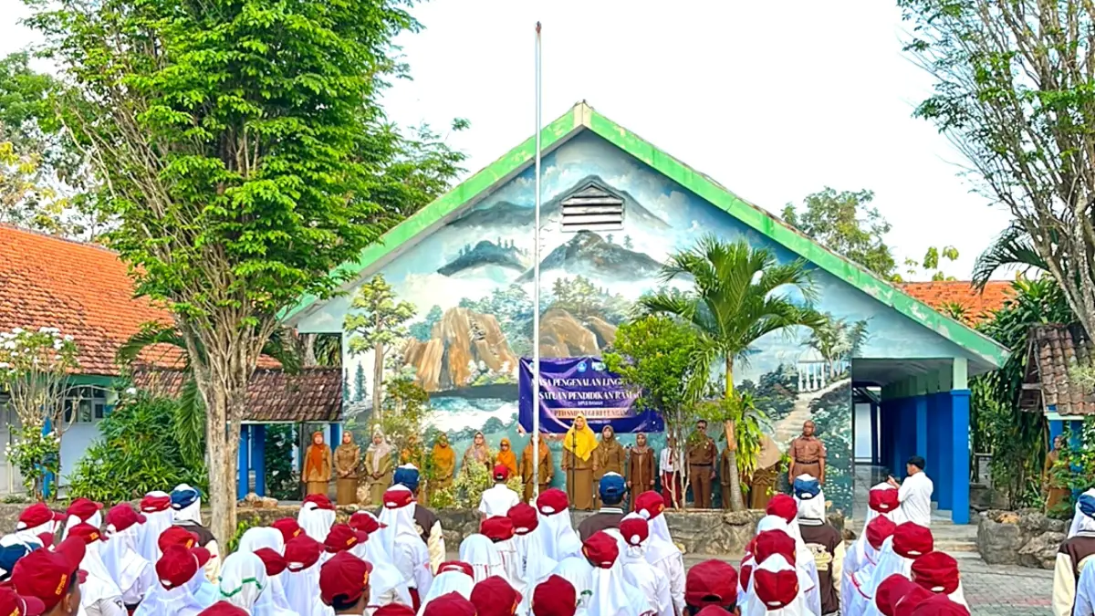 PRESISI: Siswa baru UPTD SMPN 1 Labang mengikuti upacara pembukaan MPLS, Senin (13/7).