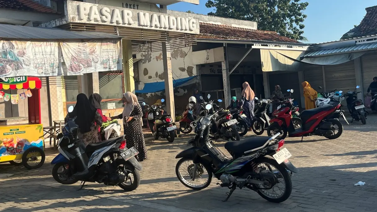 PUSAT PEREKONOMIAN: Warga sedang beraktivitas di Pasar Manding pada Minggu (12/7).