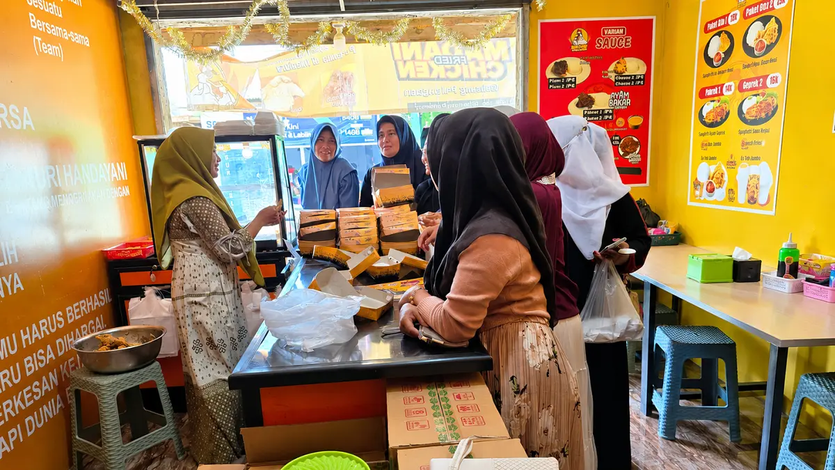 RAMAI: Pelanggan memadati Madani Fried Chicken di Kecamatan Pakong, Pamekasan.