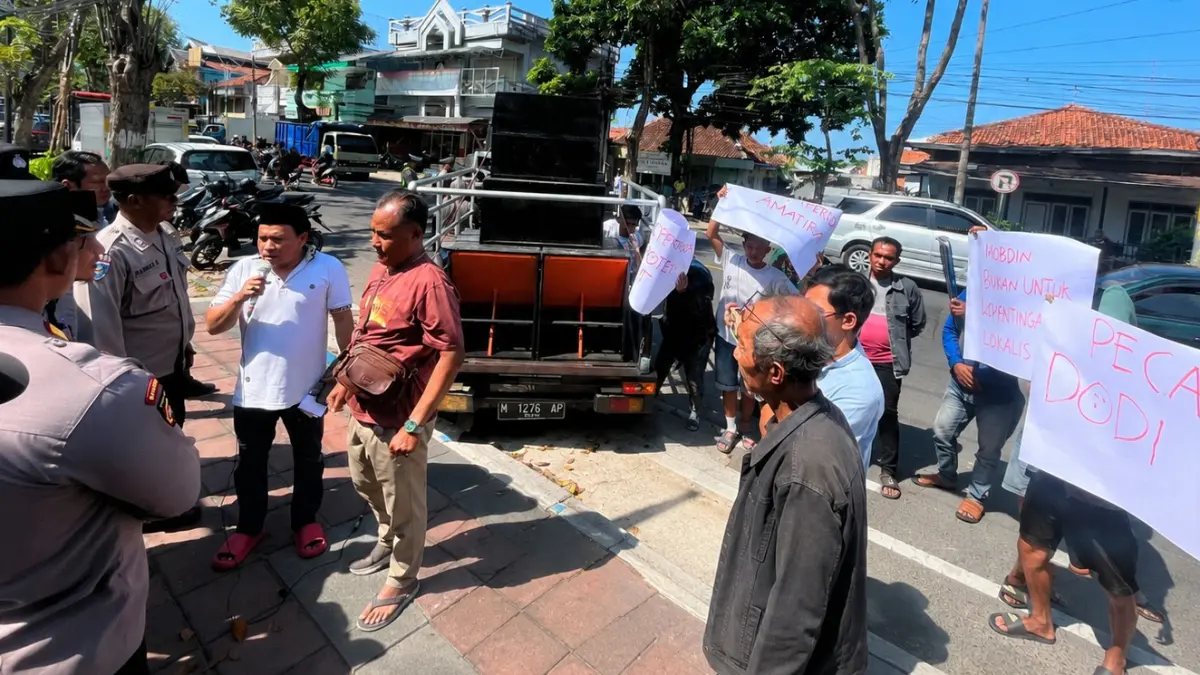 TAGIH JANJI: Aktivis saat menyampaikan aspirasi di kantor Inspektorat Pamekasan, Rabu (17/6). (MOH. IQBAL AFGANI/JPRM)