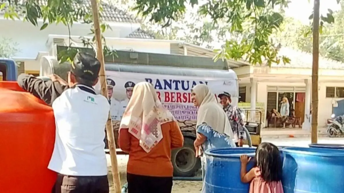 TERDAMPAK KEKERINGAN: Petugas BPBD Bangkalan saat menyalurkan air bersih di Desa Pangeleyan, Kecamatan Tanah Merah, Jumat (3/7). (BPBD BANGKALAN UNTUK JPRM)
