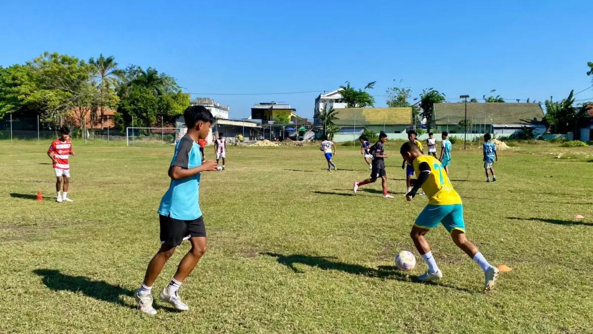 TERIK: Pemain Persepam mengikuti latihan rutin di Lapangan Sepak Bola Sedangdan, Selasa (14/7). (MOH. IQBAL AFGANI/JPRM)