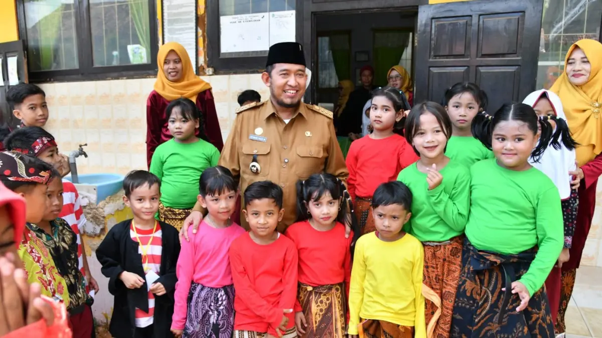TURUN LANGSUNG: Bupati Sumenep Achmad Fauzi Wongsojudo saat meninjau MPLS di SDN Pabian 3 pada Senin (13/7).