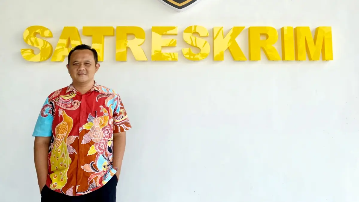 BANTU POLISI: Advokat Yolies Yongky Nata saat berfoto di kantor Satreskrim Polres Pamekasan. (DOK JPRM)