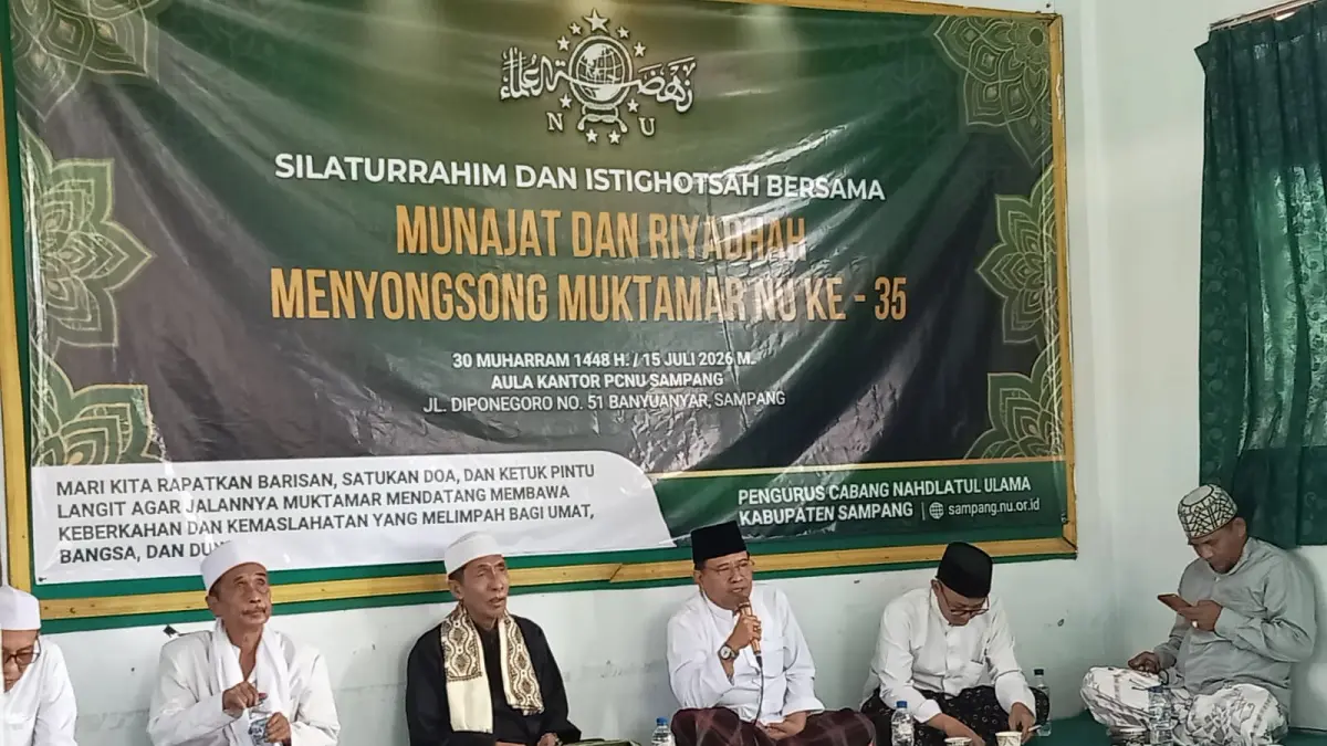 BERMUNAJAT: Ketua Tanfidziyah PCNU Sampang KH. Itqon Bushiri didampingi Rais Syuriyah PCNU Sampang KH Syafiuddin Abdul Wahed dan jajaran pengurus lainnya saat kegiatan istighosah di PCNU Sampang, Rabu (15/7).
