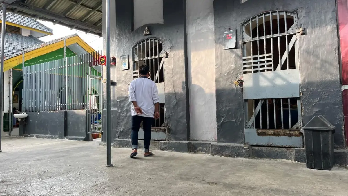 DIJAGA KETAT: Petugas sedang memantau kondisi warga binaan di dalam sel khusus Rutan Kelas II-B Sumenep pada Selasa (10/3).