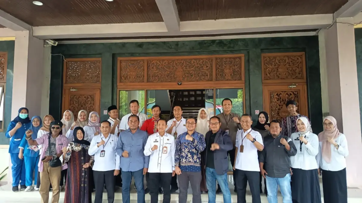 KOMPETITIF: Penyelenggara dan juri berfoto bersama sebelum melaksankan proses penilaian, di kantor Pemkab Bangkalan, Rabu (15/7).