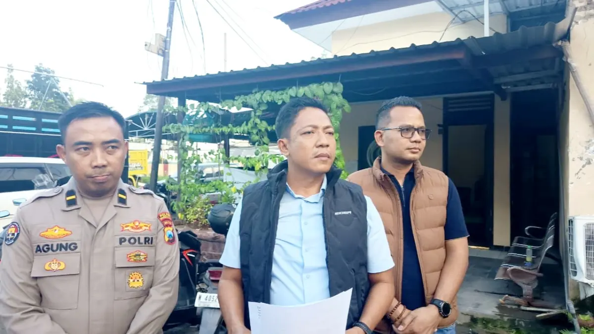 PAPARAN: Kasatresnarkoba Polres Bangkalan Iptu Kiswoyo Supriyanto saat memberikan keterangan perihal pengungkapan kasus narkoba di Desa/Kecamatan Tanjungbumi, Bangkalan, Selasa (7/7). (ZEINAL ABIDIN/JPRM)