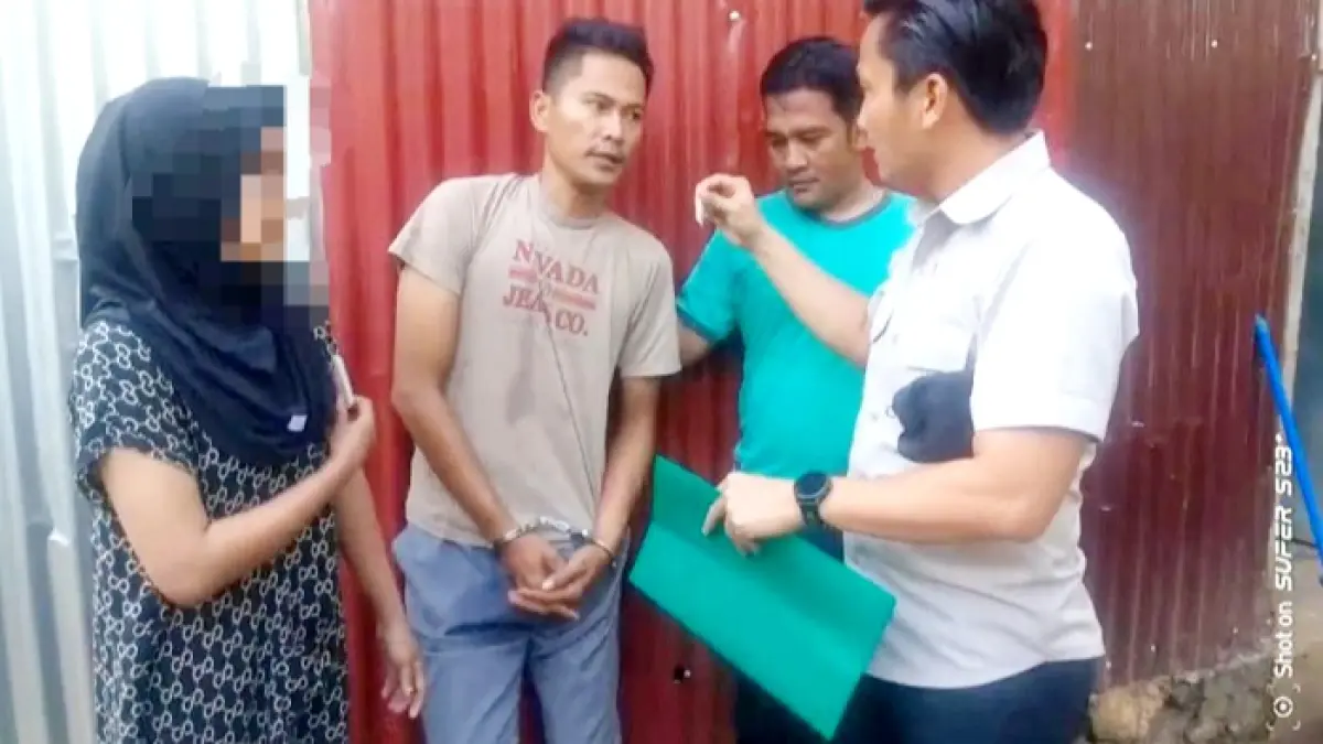 PASRAH: Polisi mengamankan DE di halaman rumahnya yang terletak di Desa Parseh, Kecamatan Socah, Bangkalan, Selasa (14/7). (POLRES BANGKALAN UNTUK JPRM)