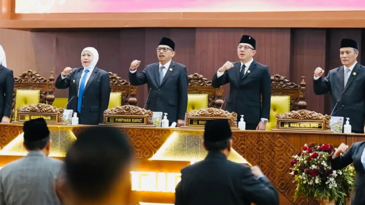 PENGABDIAN: Suasana rapat paripurna di Kantor DPRD Jatim di Surabaya, Selasa (14/7).