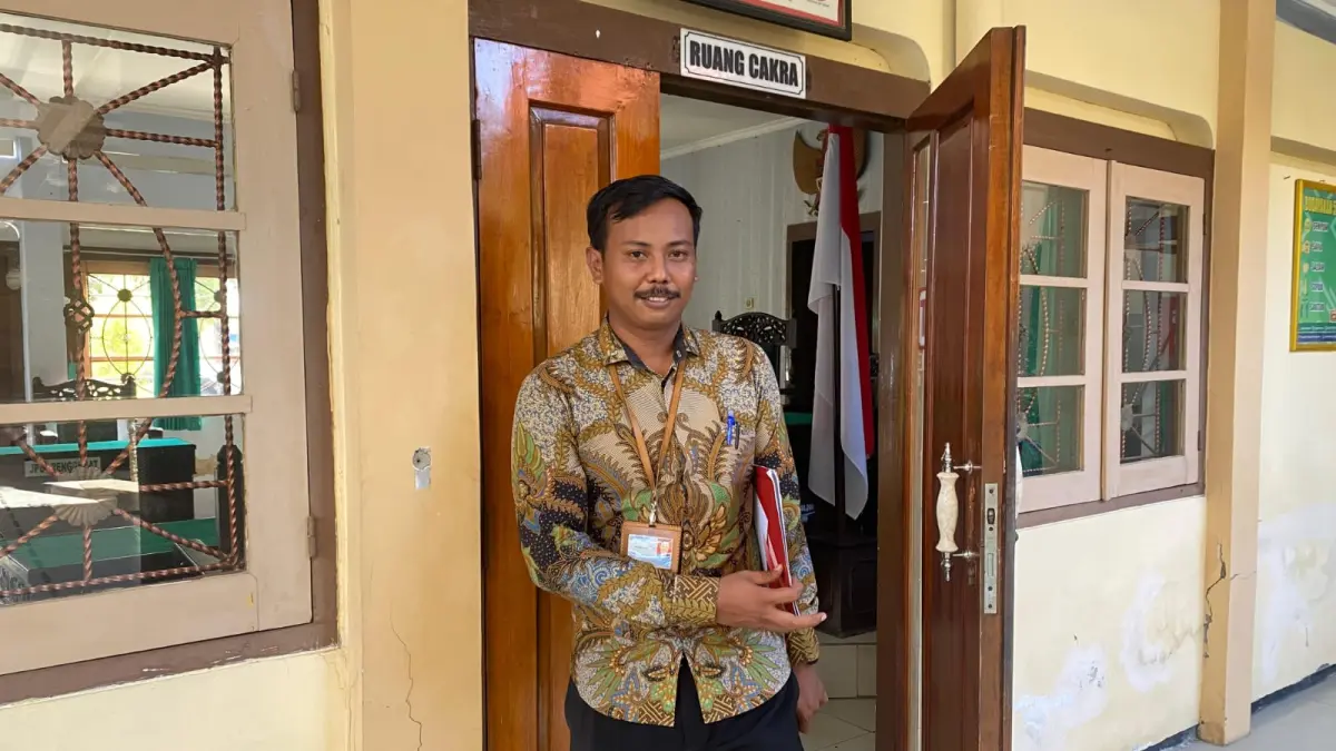 SELESAI: Kuasa hukum turut tergugat M. Hamdan keluar dari ruang sidang di Pengadilan Negeri Pamekasan, Rabu (15/7). (M. KHOLIL RAMLI/JPRM)