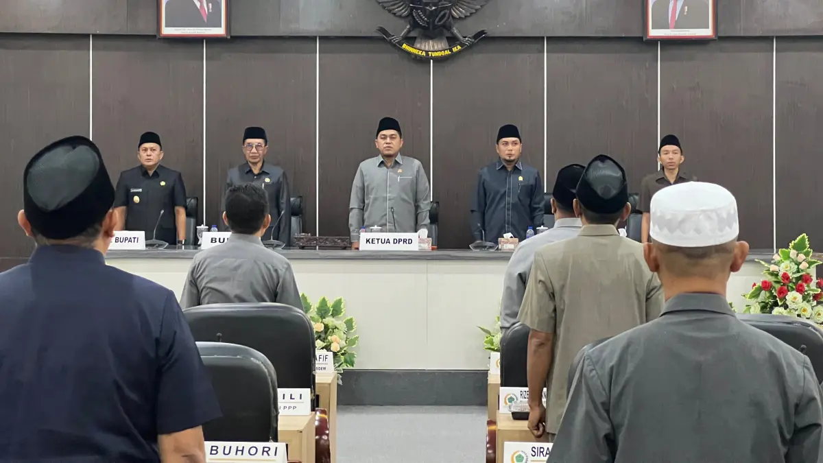 SERIUS: Ketua DPRD Pamekasan Ali Masykur saat memimpin rapat paripurna penyampaian rancangan peraturan daerah (raperda) tentang Pertanggungjawaban Pelaksanaan APBD Tahun Anggaran 2025, Rabu (1/7). (M. KHOLIL RAMLI/JPRM)