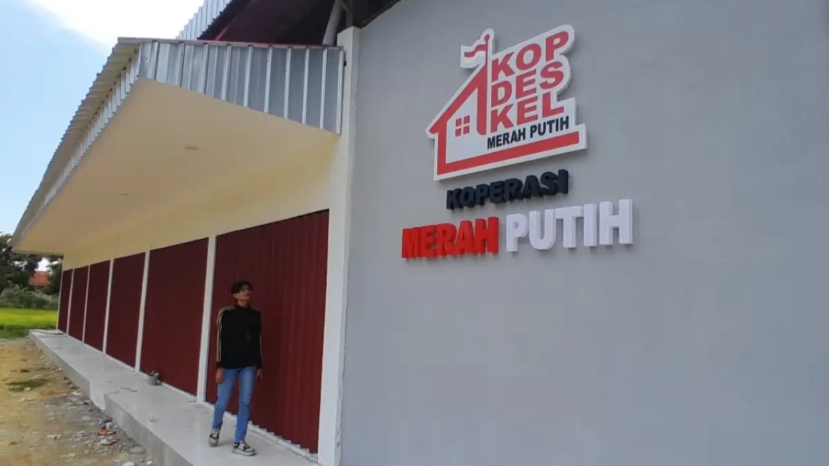 SIAP BEROPERASI: Seorang pemuda berada di gerai KMP di Kelurahan Kolpajung, Pamekasan. (M. KHOLIL RAMLI/JPRM)