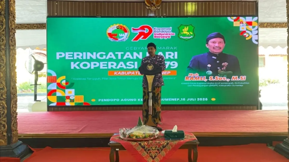 SUKSES: Kepala DKUPP Sumenep Moh. Ramli menyampaikan laporan dalam kegiatan syukuran peringatan Hari Koperasi Nasional (Harkopnas) ke-79 di Pendopo Agung Keraton Sumenep, Kamis (16/7). (DKUPP FOR RADARMADURA.ID)