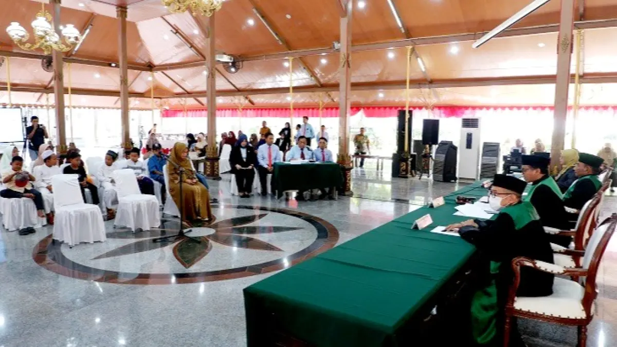 TERBUKA: Hakim Pengadilan Agama Bangkalan melaksanakan sidang perwalian di Pendopo Agung Kamis (16/7). (VIVIN AGUSTIN HARTONO/JPRM)