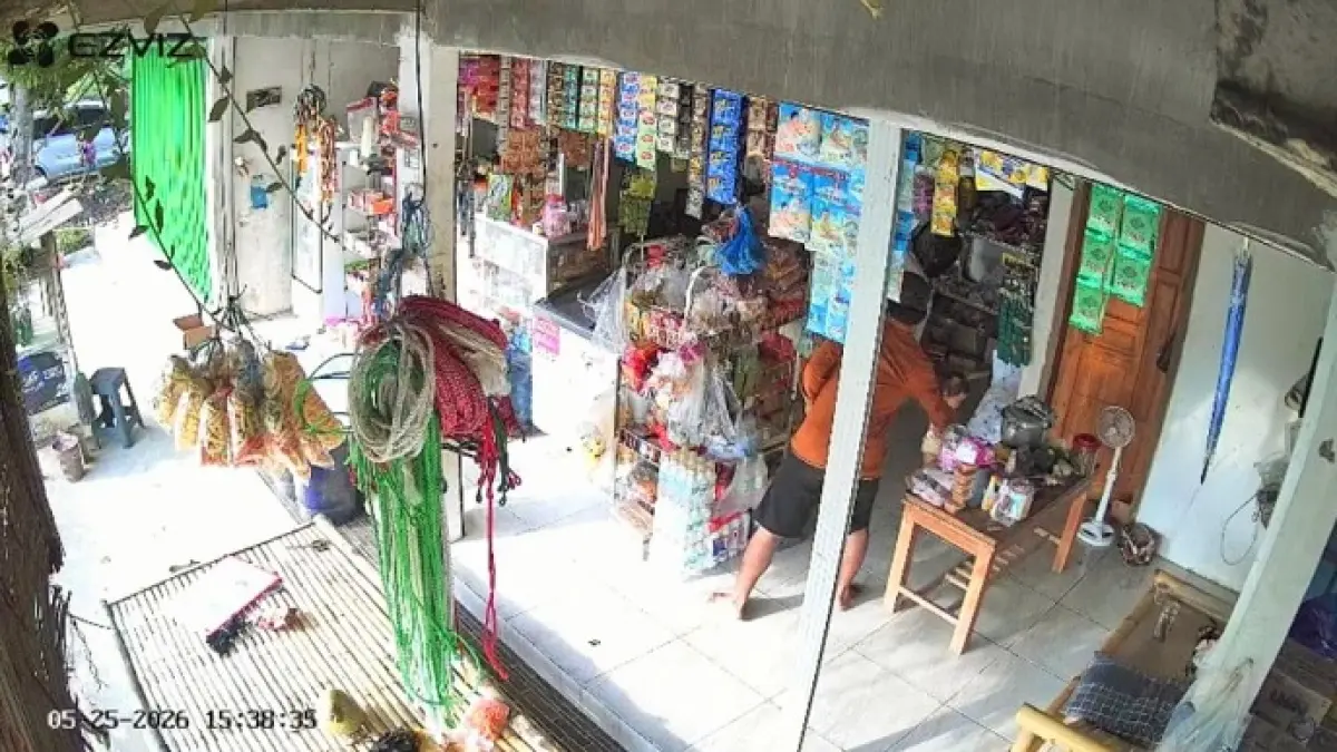 TEREKAM CCTV: Pelaku pencurian handphone berinisial RS melakukan aksinya di sebuah toko di Desa Tlokoh, Kecamatan Kokop, Senin (25/5). (POLRES BANGKALAN UNTUK JPRM)