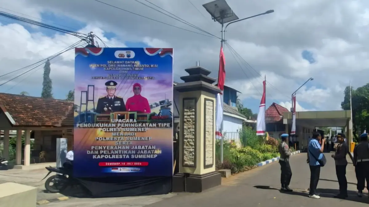 TERTUTUP: Sejumlah petugas berjaga di depan pintu masuk Mapolresta Sumenep di Jalan Urip Sumoharjo, Pabian, Kecamatan Kota, Rabu (15/7).