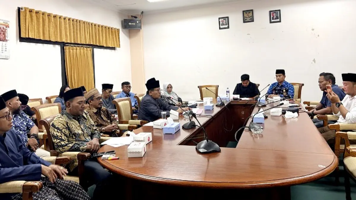 ASPIRASI: MUI Sampang saat audiensi dengan anggota DPRD Sampang di ruang komisi besar DPRD Sampang Kamis (16/7). (UBAIDILLAHIR RA’IE/JPRM)