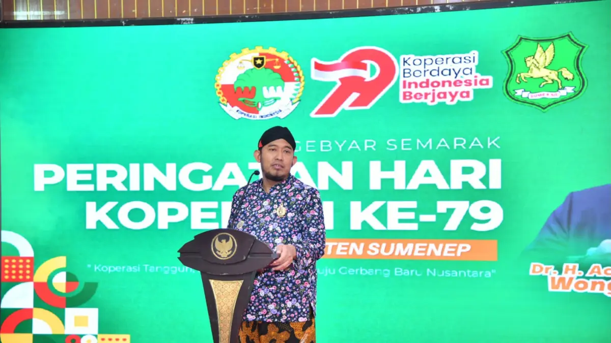 BERWIBAWA: Bupati Sumenep Achmad Fauzi Wongsojudo saat menyampaikan sambutan tasyakuran Hari Koperasi Nasional (Harkopnas) Ke-79 di Pendopo Agung Keraton Sumenep, Kamis (16/7).