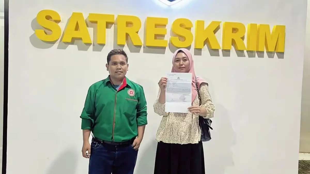 CARI KEPASTIAN: Pelapor Eka Sulistiawati didampingi penasihat hukum Taufik Januar Fitro Isnin berfoto bersama usai melapor ke Polres Pamekasan, Senin (13/7) malam. (TAUFIK JANUAR FITRO ISNIN UNTUK JPRM)