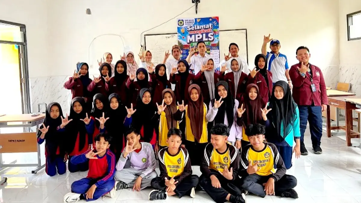 CERIA: Siswa baru UPTD SMPN 3 Kokop berfoto bersama panitia. (UPTD SMPN 3 KOKOP UNTUK JPRM)