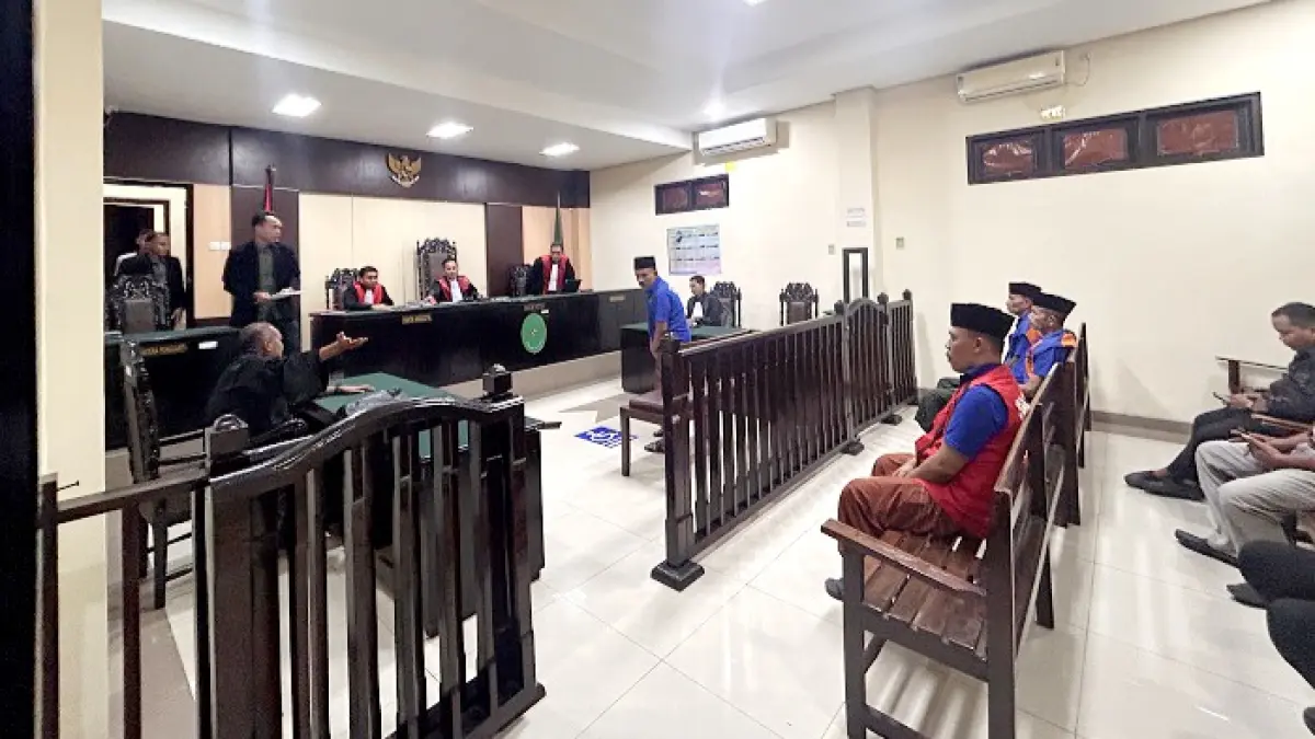 DIADILI: Dua terdakwa Sahudri dan Sulhan saat mengikuti sidang tuntutan di Pengadilan Negeri Sampang, Rabu (1/7). (UBAIDILLAHIR RA’IE/JPRM)