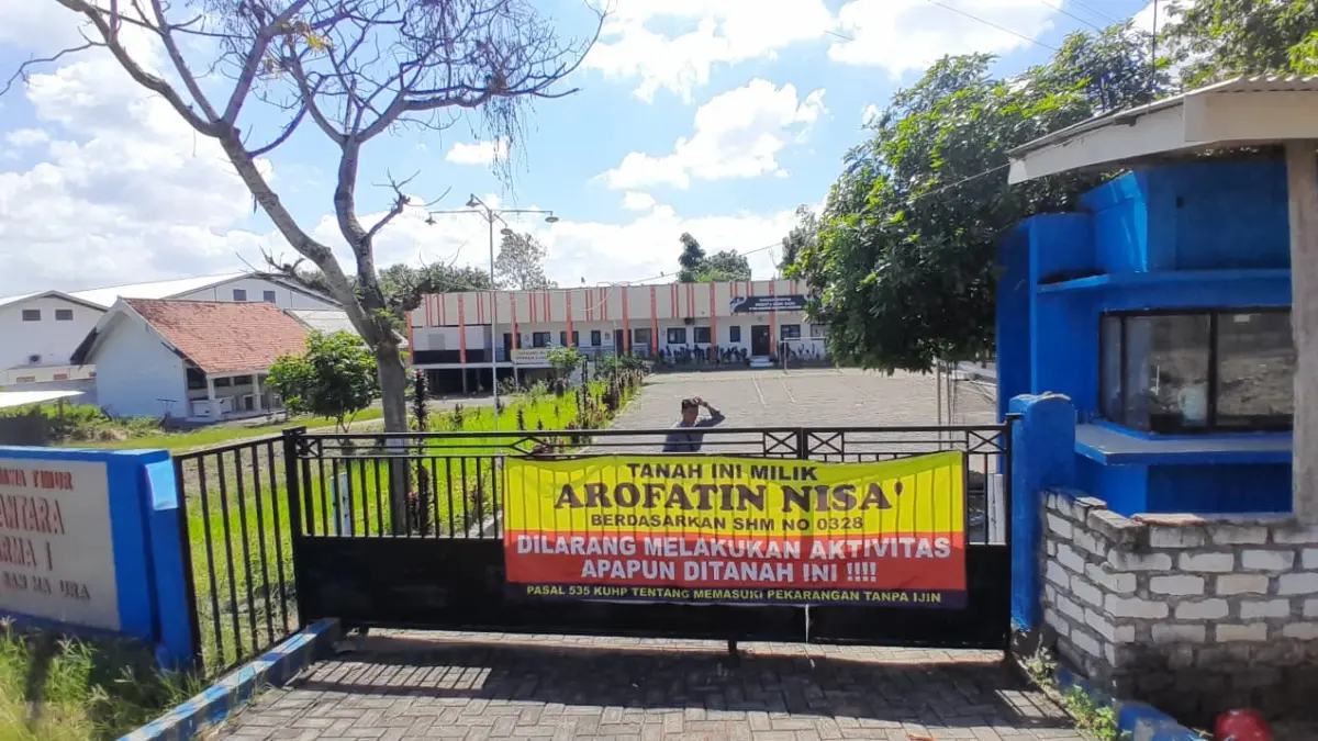 DISEGEL: Seorang warga sedang berada di lingkungan SMK Kesehatan Nusantara Pamekasan.