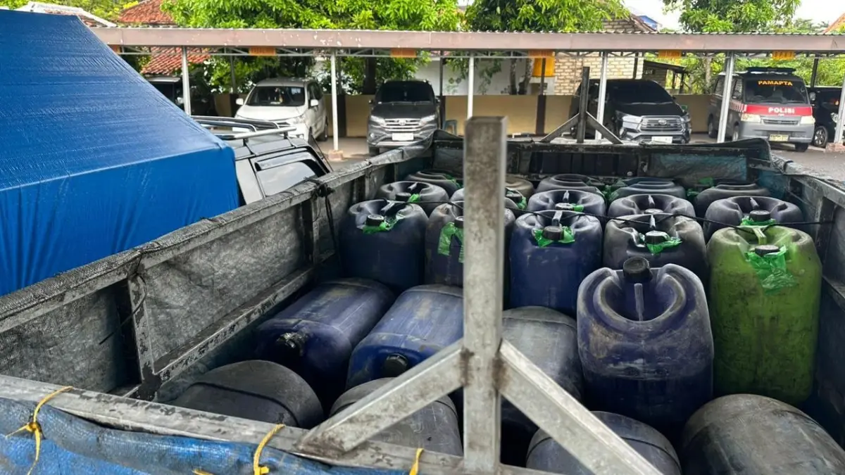 DISITA: Barang bukti kasus BBM subaidi berupa mobil pikup dan drum berisi solar berada di Polres Sumenep, Jumat (29/5).