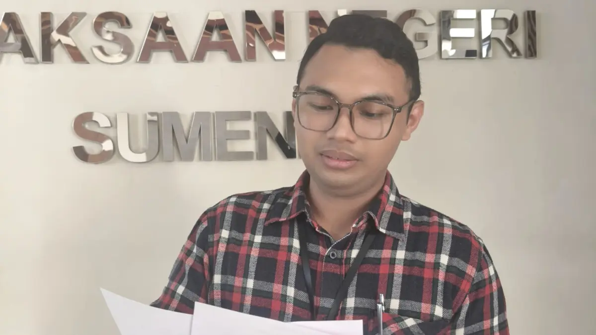 FOKUS: Kuasa hukum Setiadi Kusumah, Alif Maulana Bagusadewa sedang melihat berkas perkara yang ditangani. (ALIF MAULANA BAGUSADEWA UNTUK JPRM)
