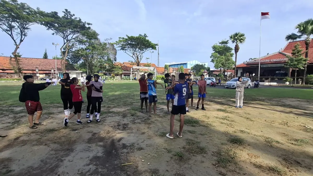 KOMPAK: Atlet rugbi mengikuti latihan di Lapangan Nagara Bhakti, Pamekasan, Minggu (4/1).
