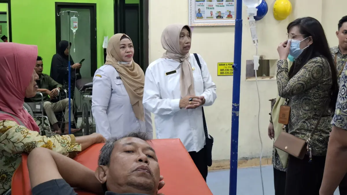 MELAYANI: Direktur RSUDMA Sumenep, Erliyati memantau pelayanan di rumah sakit setempat Rabu (3/6). 
