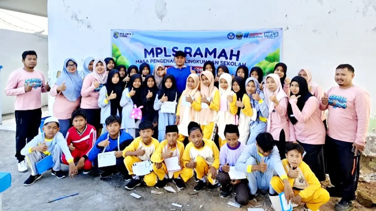 MENDIDIK SEPENUH HATI: Siswa baru UPTD SMPN 2 Konang saat pelaksanaan MPLS. (UPTD SMPN 2 KONANG UNTUK JPRM)